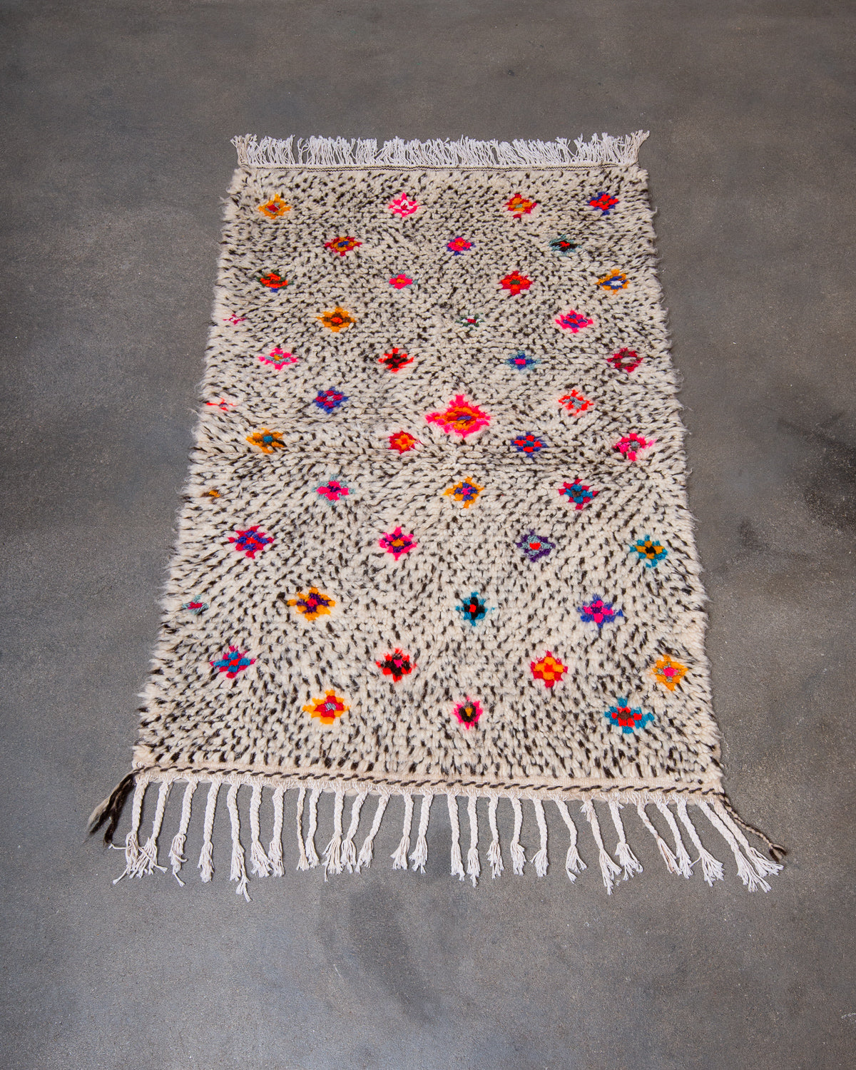 Modern designer handcrafted Berber rug from Morocco. Azilal rug with beautiful colours and patterns. Made of sheep’s wool and colourful cotton.